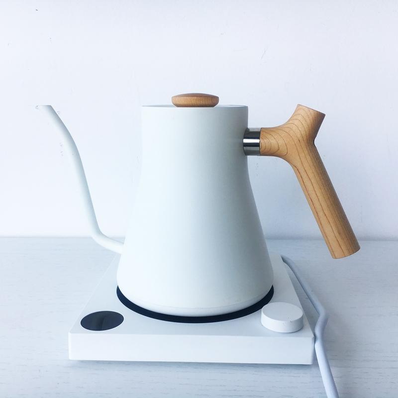 產品特色 原木經典魅力，配件手把升級EKG。 獲紐約MOMA現代藝術博物館永久典藏 美國咖啡師冠軍御用手沖壺 二代切嘴、精密焊接，適合手沖咖啡 內建溫度感測器，準確地掌握溫度控制 頂級304不鏽鋼(1