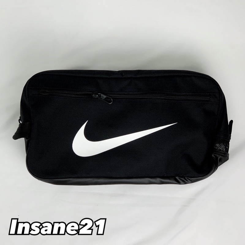 品名： 特價商品 NIKE SHOES BAG 鞋袋 球鞋包 手提袋 黑白大勾 BA5339-010尺寸：34X15X18商品敘述：全新日本公司貨蝦皮拍賣提供15天鑑賞期，若欲於鑑賞期內退換貨，商品需