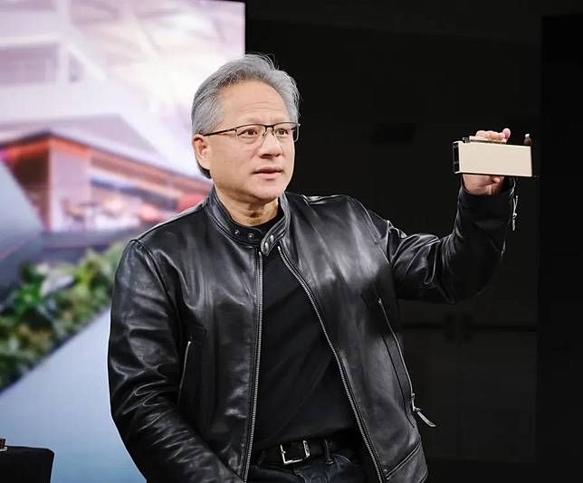 NVIDIA 創辦人暨執行長黃仁勳於GTC 2023展示NVIDIA L40 GPU