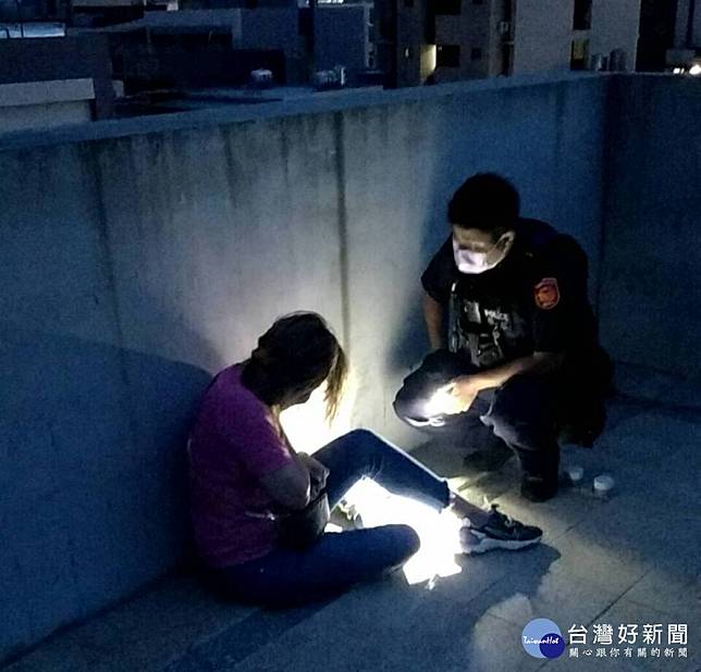 單親媽生活不順頂樓飲酒喧嘩暖警到場安撫開導 台灣好新聞 Line Today