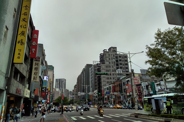 黑莓機 Blackberry KEY2 LE 開箱動手玩，適合英文輸入需求高的人