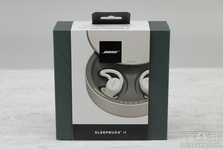 Bose Sleepbuds II 外盒正面印有充電盒和遮噪耳塞圖示，讓人一目了然產品外觀。 ▲ 盒裝背面則以五種語言標示出產品重點，以及專屬的 Bose Sleep App。