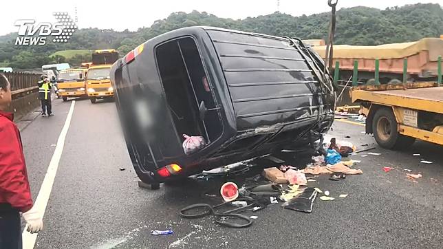 擦撞護欄翻車　1乘客被壓車底頭顱破裂亡