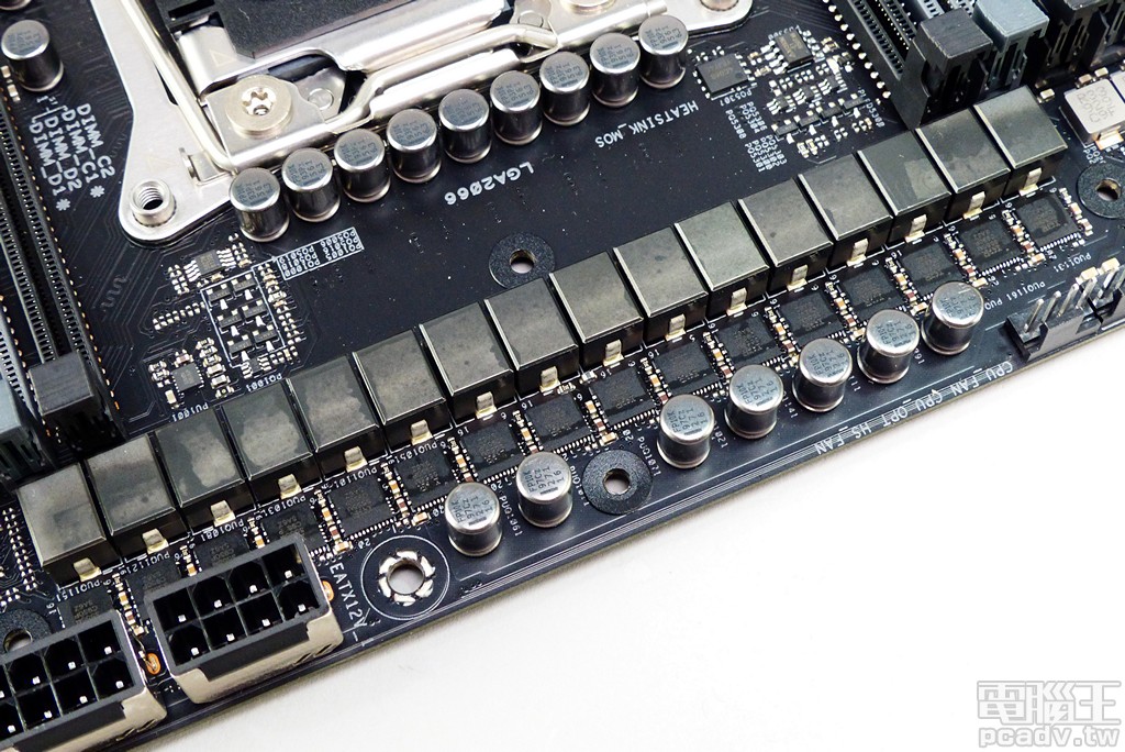 單一 PWM 訊號並聯 2 個最高支援 60A 電流的 IR3555，因此共有 16 顆焊接於電路板。