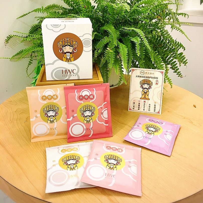 榮獲2017年台中市十大伴手禮首獎 黑沃咖啡首席烘豆師江承哲是台灣烘豆大賽冠軍 代表台灣去參加世界烘豆大賽世界排名第二 由台灣冠軍特別為媽祖婆調配了一款媽祖配方 加上過火加持帶點堅果巧克力焦糖般的咖啡