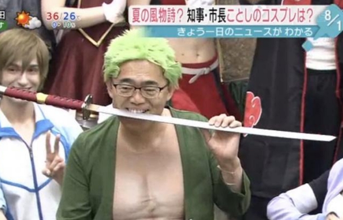 日本縣長愛動漫 妖嬈海賊王COS造型引電視直播主持人笑場