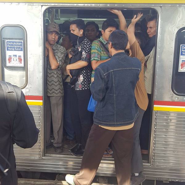 Gak Sadar, yang Sering Naik Commuter Line Pasti Sering Ketemu Sama 8 Orang Ini