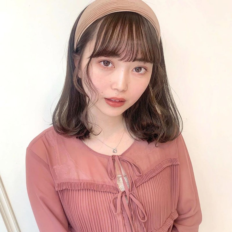 21最新 カチューシャヘアアレンジ 付け方や似合うコーデも紹介 Mine