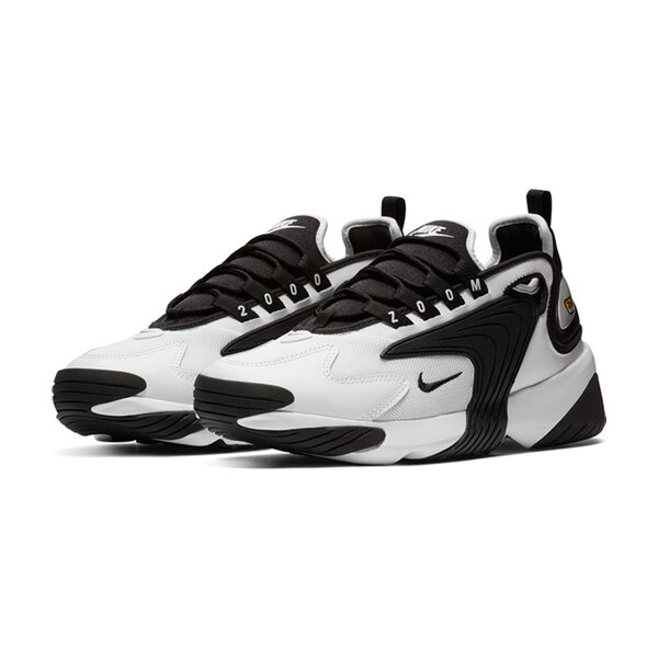 Nike Zoom 2K 靈感源自 90 年代末期的造型，特別是 Nike Alpha Project 的鞋款，結合傳統風格和 Zoom Air 緩震設計的現代舒適感。鞋面採混合材質，橡膠雙翼從外底兩