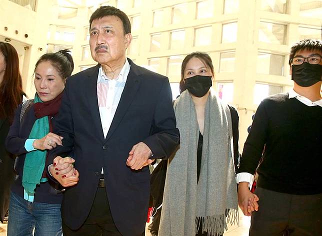 余苑綺(右二)直腸癌復發，22日由父親余天(左二)及母親李亞萍(左)等家人陪同至榮總複診。(粘耿豪攝) 