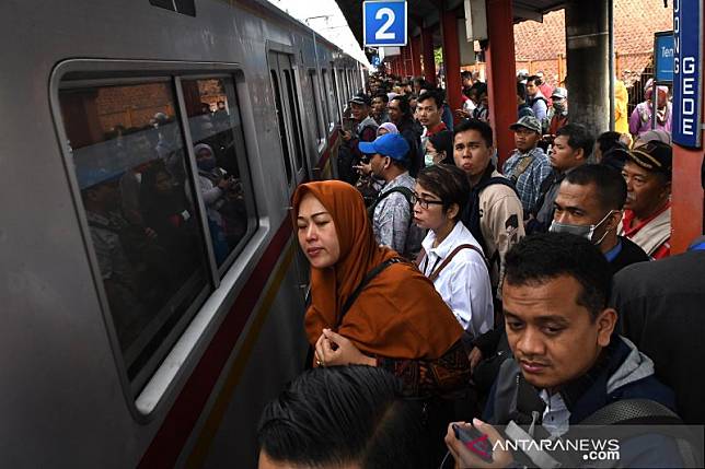 Banjir rendam sejumlah stasiun, penumpang KRL menumpuk