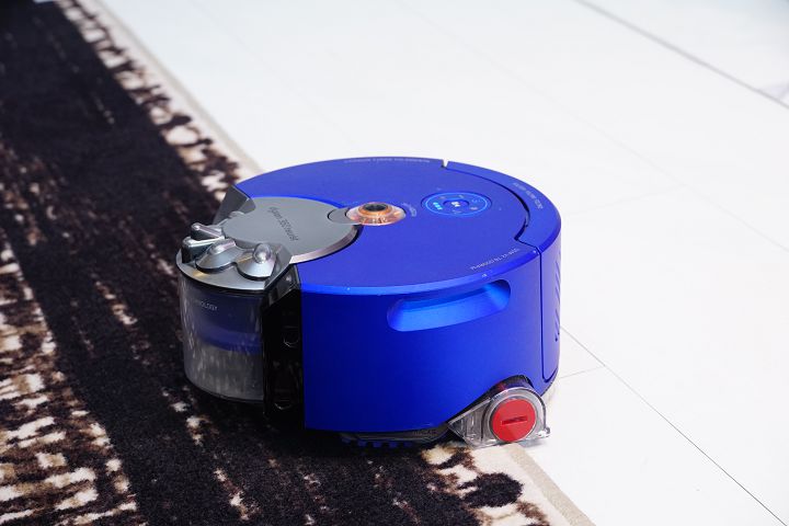 坦克式履帶有助於在高低差地形順利前進。