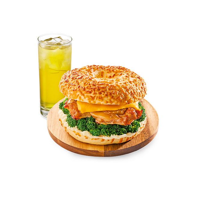 商品內容 主廚烤腿起司漢堡+四季春冰茶(M)x1 使用說明 ●結帳前請出示本券，不接受手抄或口說序號方式兌換。 ●本券可兌換券上所載之指定商品，亦可補差價升級商品。 ●餐點數量依門市現場供應為主，如商