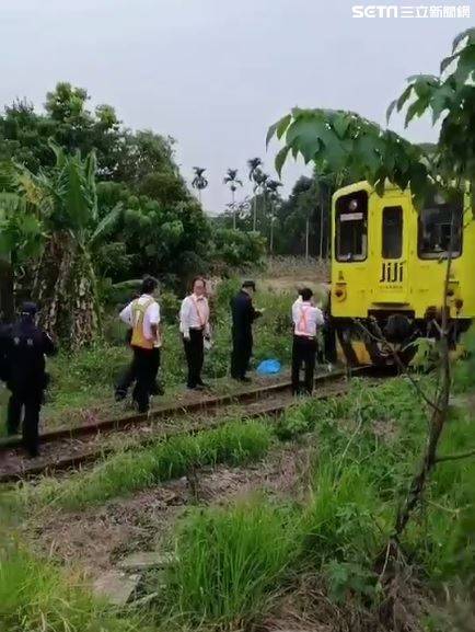 母帶子鐵軌邊拍照遭撞　救護畫面曝光