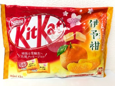 日本「KITKAT」新產品 雀巢 KITKAT 伊予柑口味威化巧克力餅乾 日本柑橘威化朱古力 いよかん 伊予柑 內容量:12枚 下標前記得先詢問庫存量唷!! 有時候採購會多些許量回喔!!