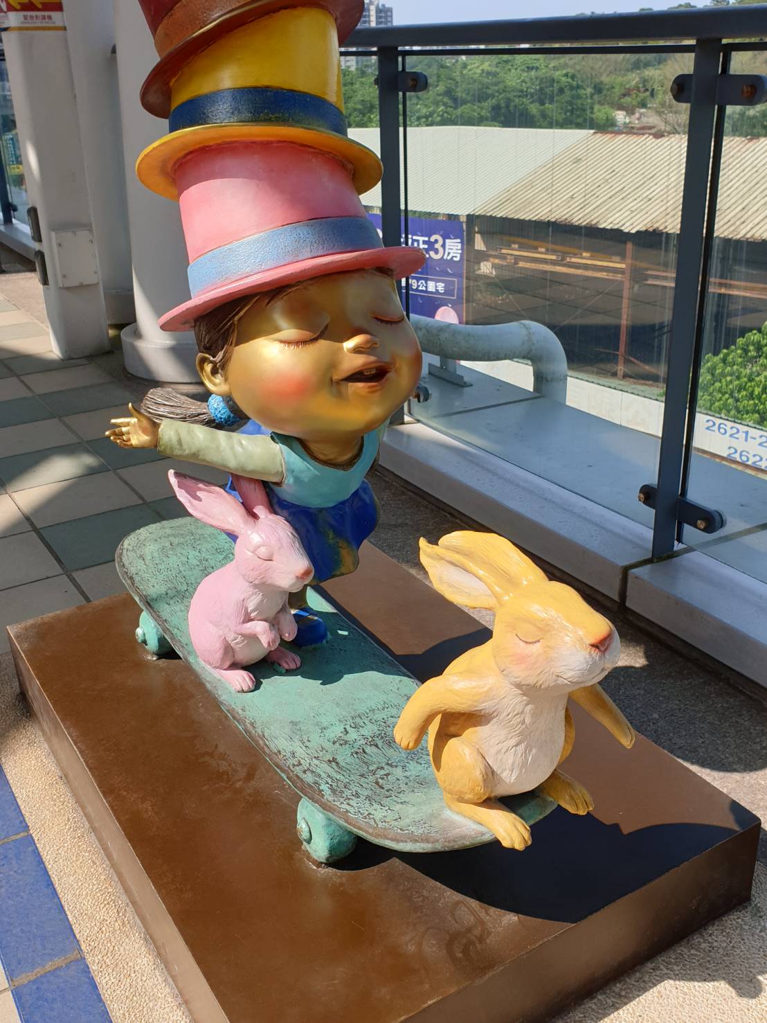 充滿幾米趣味畫作的淡海輕軌線(圖片提供/LINE熱點用戶)