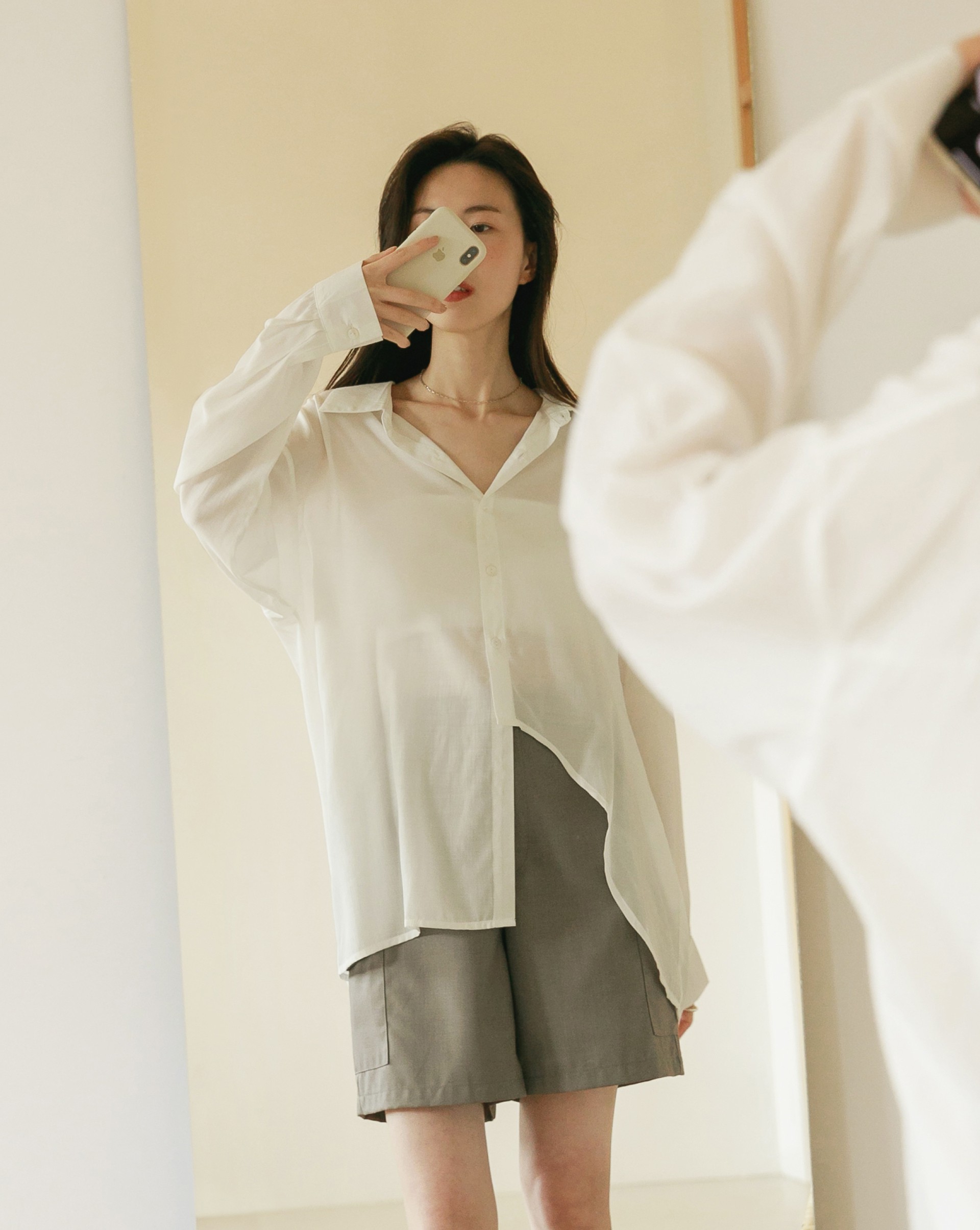 舒適輕盈微透雪紡/下擺特殊設計修飾比例/下擺微圓弧/門襟貝殼釦/袖口上有微打摺