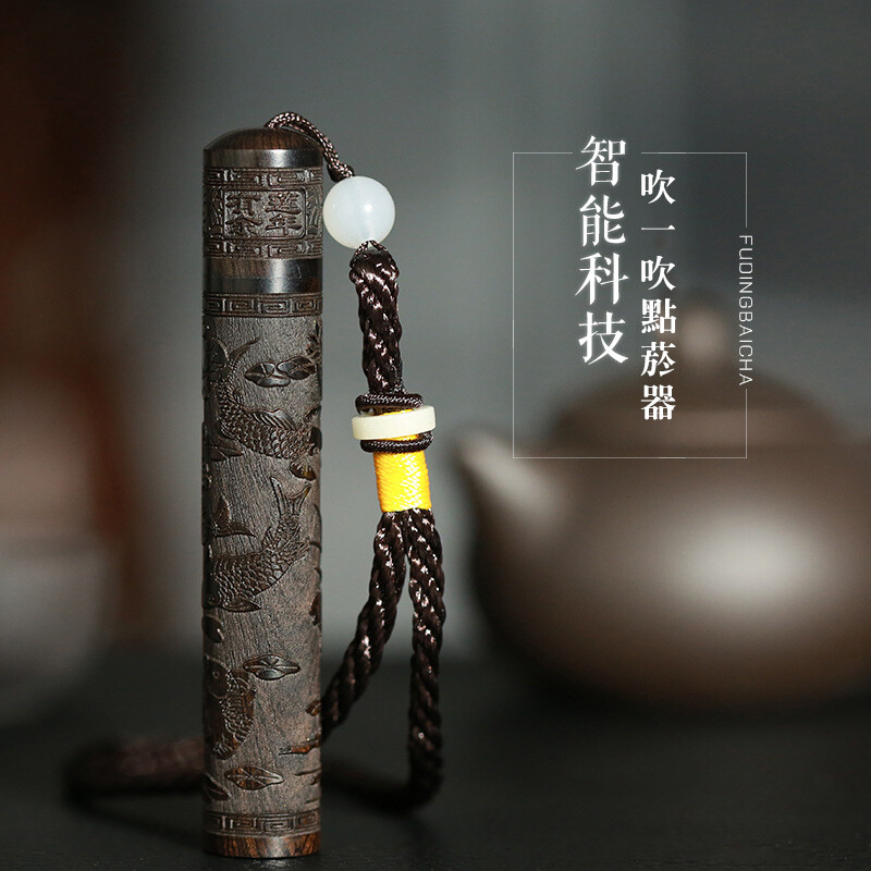 點菸時擺個優雅淡定姿勢，就像電影中的男主角 細長的設計方便攜帶好收納， 經典的外觀就像一件藝術品，具有珍藏價值 附帶盒裝，自用送禮兩相宜!! 款式 1.日進金斗 2.桃花庵歌 3.財神 4.如意金箍棒