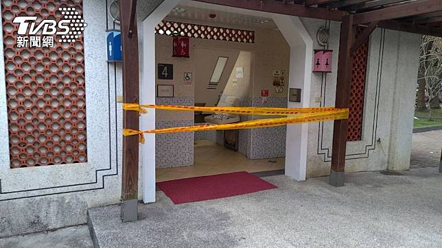 老翁陳屍中正紀念堂公廁內，警方拉起封鎖線調查。（圖／TVBS）