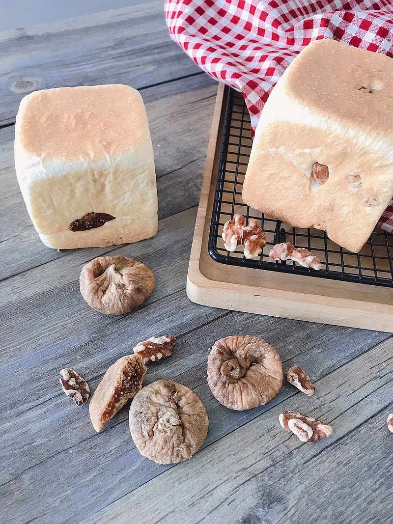 親愛的，我把吐司縮小了!! 小吐司攜帶方便，上班上學都適合 一顆吐司搭配牛奶當早餐分量剛好