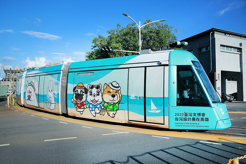 「聊療號」彩繪列車與搶先上路，七月初搶奪民眾視線，緊接著還會有更多原創IP「佔領」高雄各角落，展現豐沛的城市原創力。(攝影/Carter)
