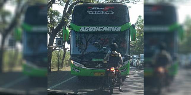 Viral, Aksi Polisi Hadang Bus Pakai Motor Trail