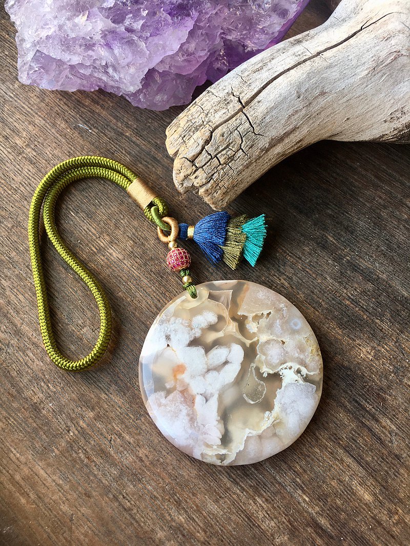 天然瑪瑙，有修補痕﹝見圖﹞。萬元的櫻花瑪瑙鐲都可能有小晶洞痕，如這般的百元小品很難要求到完美無瑕；如果您會介意小凹痕、一定要表面完美無瑕，那麼不建議購買喔。