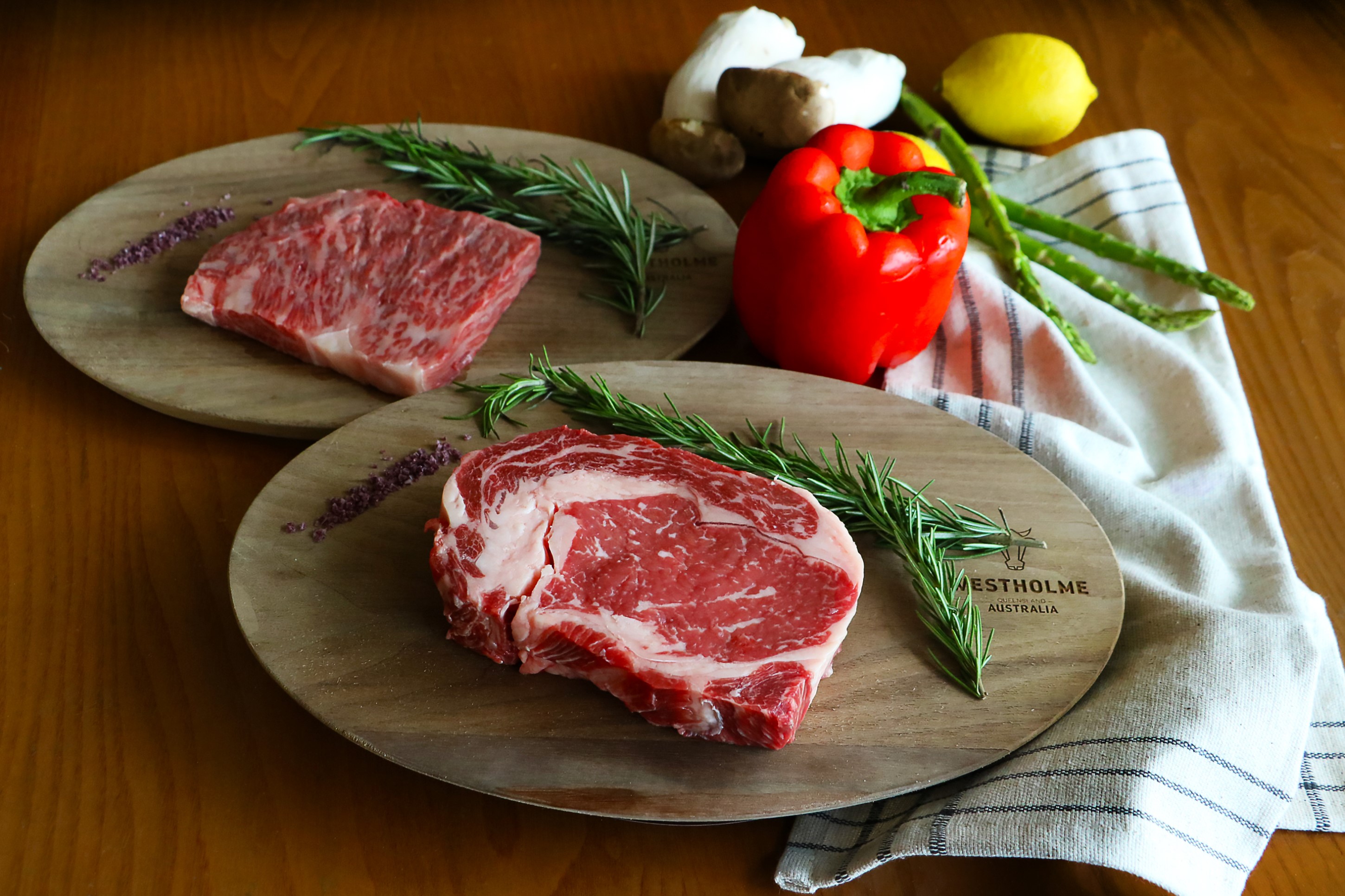 台中日月千禧酒店24樓極炙牛排館特別獻出中秋燒烤生鮮食材外賣，A5日本和牛紐約客、美國極佳級肋眼牛排、西班牙伊比利帶骨豬、紐西蘭小羔羊排等頂級肉品，以及海鮮、蔬菜可自由搭配、方便性十足。（圖片提供/台中日月千禧酒）