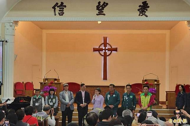 人氣爆棚！蕭美琴台南祝禱暨發送福袋 民眾爭相合影 | 自由電子報 | LINE TODAY