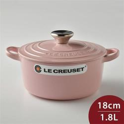 ◎台灣 Le Creuset 公司貨|◎煎煮炒滷炸，集多種用途於一鍋|◎極佳的導熱性，能夠均勻導熱及保溫商品名稱:LeCreuset琺瑯鑄鐵圓鍋18cm1.8L雪紡粉法國製品牌:LeCreuset品牌