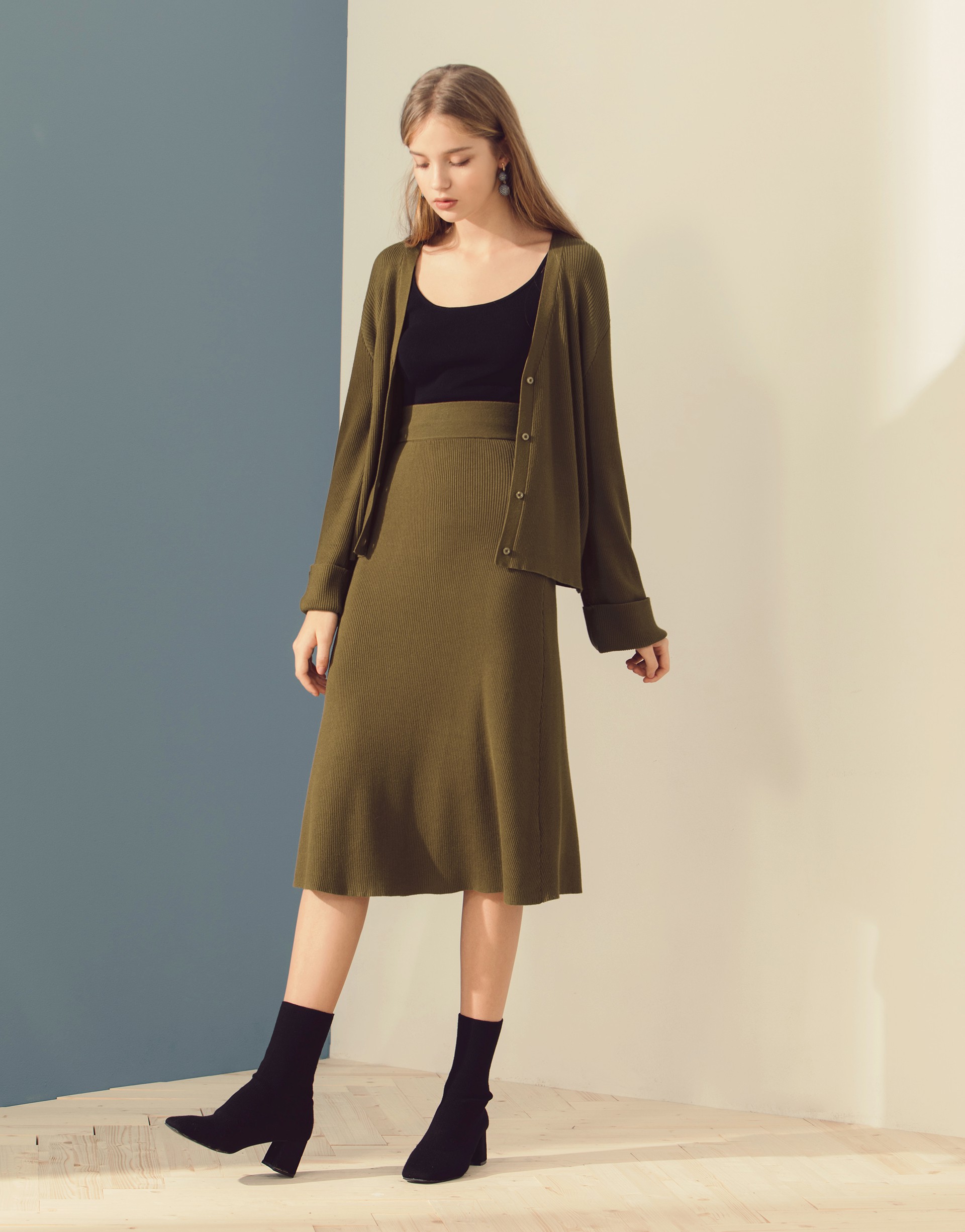 二件式套裝(外套+長裙)/外套為V型設計/前開門襟/袖口反褶造型/長裙腰頭有鬆緊帶/無口袋