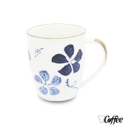 ◎日式手繪風格帶出生活品味|◎陶瓷易清洗堅固耐用|◎種類:握把水杯/馬克杯主材質:陶瓷材質說明:陶瓷容量(ml):360ml杯蓋/杯碟:無風格元素:花草顏色:白色系,紅色系產地:中國體驗:可體驗