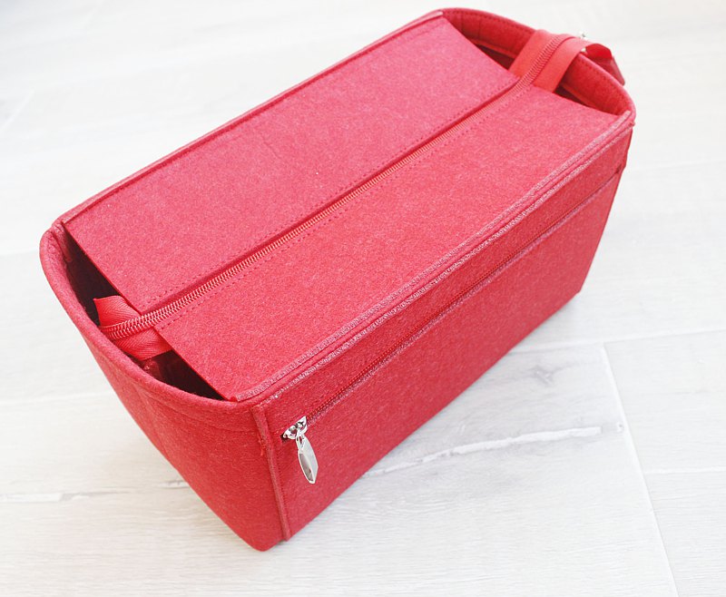 沒有複雜的線條奢華的外表，每一針一線，都是我們的一份心意。 在追求機簡和保護生態環境的驅動下，我們遠離矽膠和塑料，相反採用更有機的材料，讓每一個產品都有自己的獨特紋理和質感。