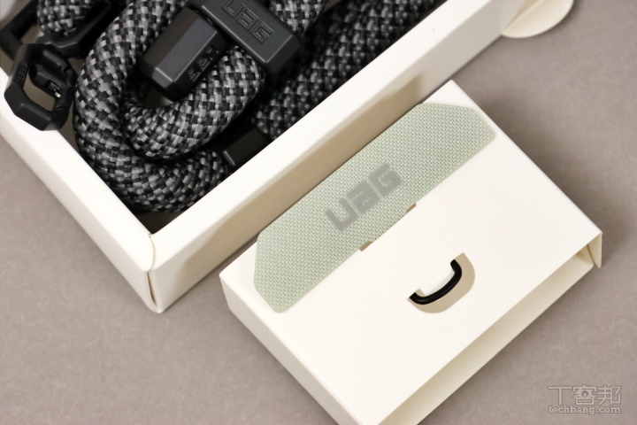 安裝方式就和常見的掛繩墊片安裝方式類似，把墊片放在手機殼和手機中間，並將掛環從連接埠處伸出來就可以了。