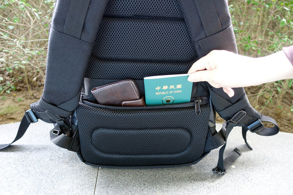 開箱-bagrun都會玩家瞬開翻蓋後背包，通勤後背包推薦，旅行輕便背包，一秒瞬開磁扣的輕量防水後背包，輕旅行多功能收納後背包