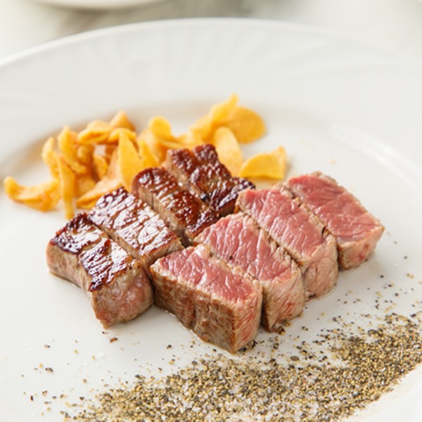 1.單張券可單人於《Ben 鐵板燒》餐廳享用極致海陸饗宴乙客(已含服務費)。餐點內容：●主餐：三重奏主餐乙份(PRIME紐約客牛排+伊比利豬肩里肌+香煎比內土雞)●前菜(3擇1)：香酥廣島生蠔/PRI