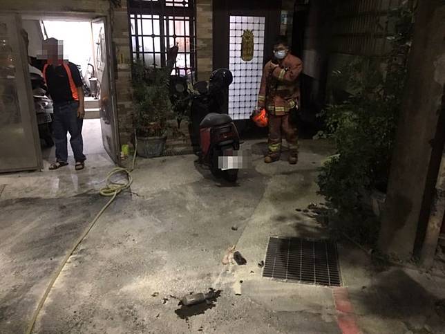 新北汐止巷弄驚傳2聲巨響！現場見5個汽油彈　1機車受損
