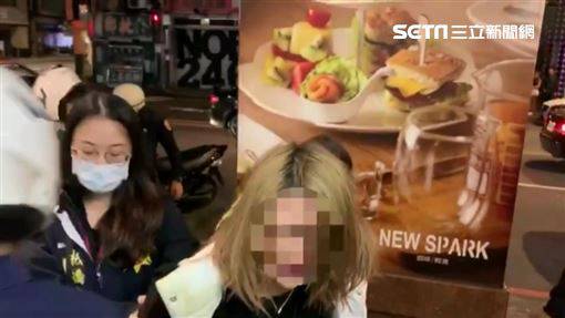 金髮女肩撞爆粗口　遭壓制哭喊：好痛