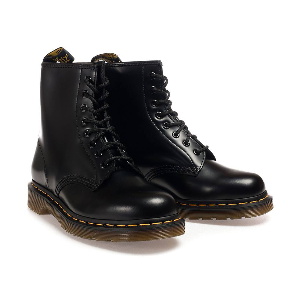 材質: 亮面皮產品介紹:DrMartens 1460 8孔 高筒 馬丁 黑色 霧面 全新正品 ----- 尺寸建議參考 -----版型偏大可拿小半號平常24.5/25 可拿 24.5