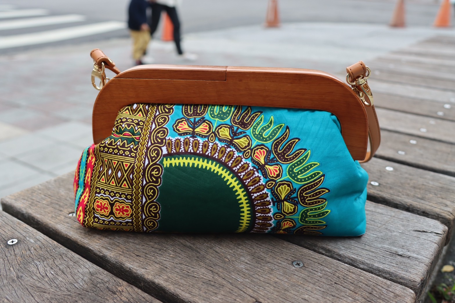 洋溢濃濃異國風情的「天愛花布口金包」，底10cm、高17cm、寬30cm，售價＄2,500/個（圖片提供/天愛花布工作室）