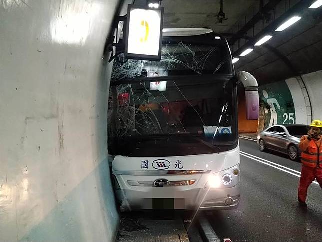 客運雪隧爆胎 撞上避車道