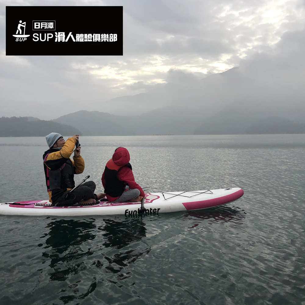 立式划槳體驗活動係指將顧客帶領至合法水域遊憩活動場所，由滑人水上體驗俱樂部提供日月潭立式划板體驗服務，內容包含全套SUP裝備提供、基礎立槳教學、教練隨隊伴航、行程解說導覽、航程中跟拍照片提供、並投保2