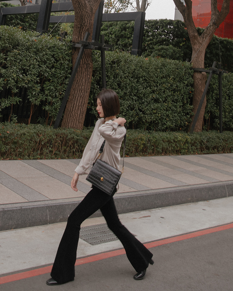 腰鬆緊/彈性佳/舒適面料商品長度/長版商品版型/合身商品厚薄/適中商品彈性/佳*深色布料因穿著時接觸人體溫度及洗滌後有脫色及染劑移染狀況，第一次下水脫色為正常現象。