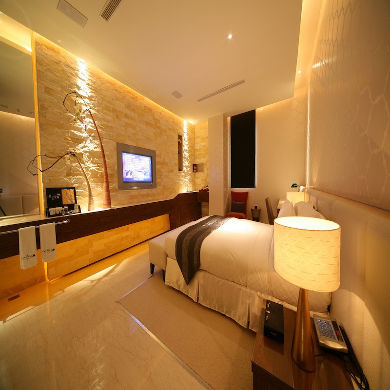 蘭花會館 四人房住宿乙晚 含 西式早餐四客 全遊憩遊戲門票四張, 小型車免費停車 平日:週日~周五免費使用 假日:週六/國定假日前夕需補1200元 住宿每加一人需加收費用700元入住(包含早餐+ 參觀