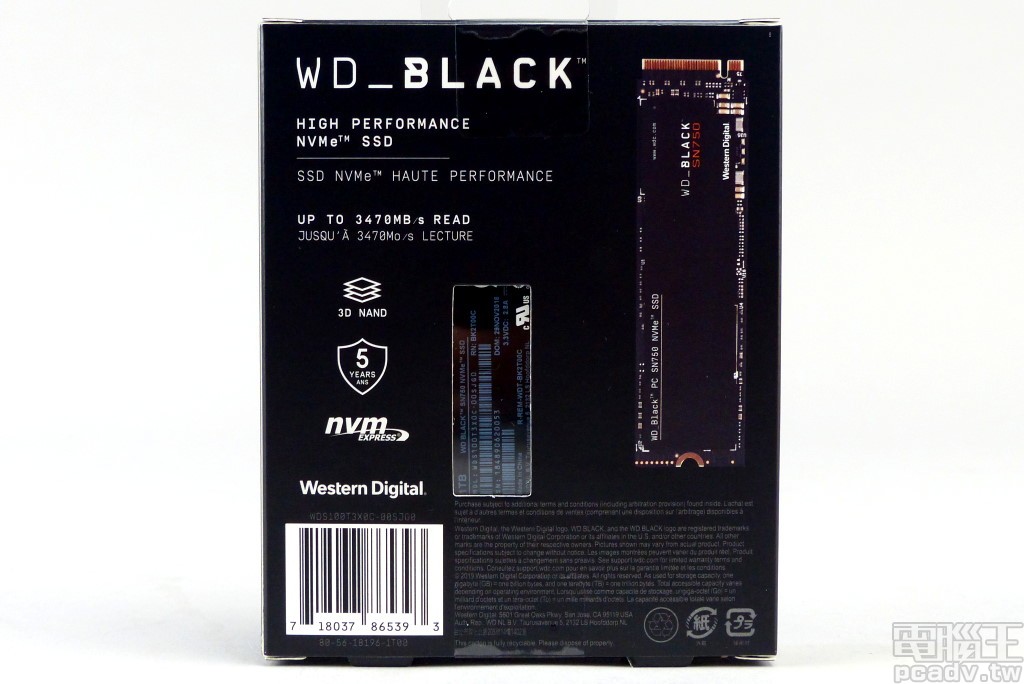 盒裝背面依舊開啟 1 個小視窗，可觀察 WD Black SN750 NVMe SSD 產品序號