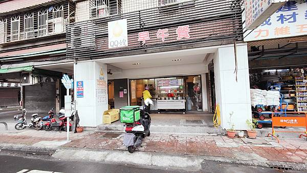 【板橋美食】QQ嫂-20元魯肉飯20元貢丸湯，絕無僅有的銅板美食小吃店