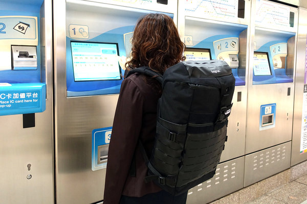 開箱-bagrun都會玩家瞬開翻蓋後背包，通勤後背包推薦，旅行輕便背包，一秒瞬開磁扣的輕量防水後背包，輕旅行多功能收納後背包