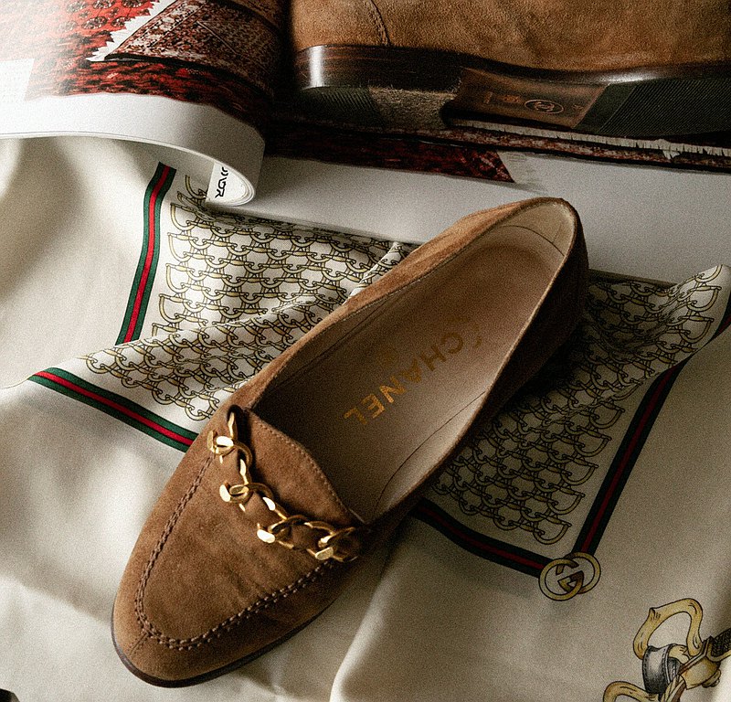 Vintage Chanel 樂福鞋 Vintage Chanel Loafers<br /><br /><br /><br />材質 : 麂皮<br /><br /><br /><br />實穿心得 size : 23 cm<br /><br /><br />約9成新<br />有使用痕跡如圖  <br />介意請勿下標