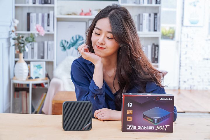 採用黑色外殼的 GC555，尺寸有如一般的智慧電視盒，比前代的 GC553 擷取盒大了許多。