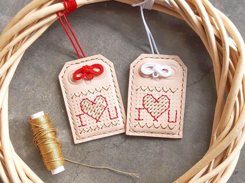 【用一針一線守護愛情 ❤️】絕對是非一般愛情御守！ 親手設計獨一無二的皮革御守，自選縫製名字、圖案或祝福字句等，給摯愛意想不到的驚喜，幸せになるように☺️